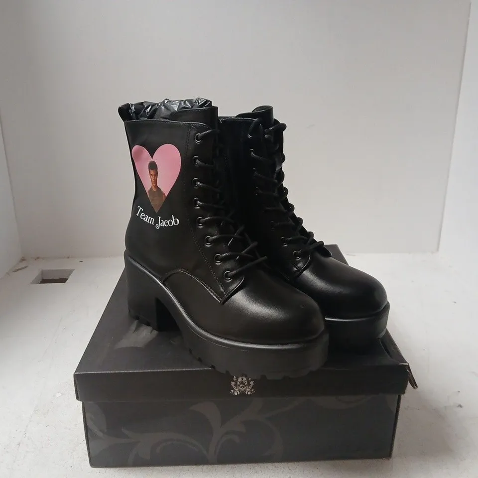 KOI TEAM JACOB MILITARY BOOTS – BLACK PLATFORM BOOTS, UK 5 (BOXED)