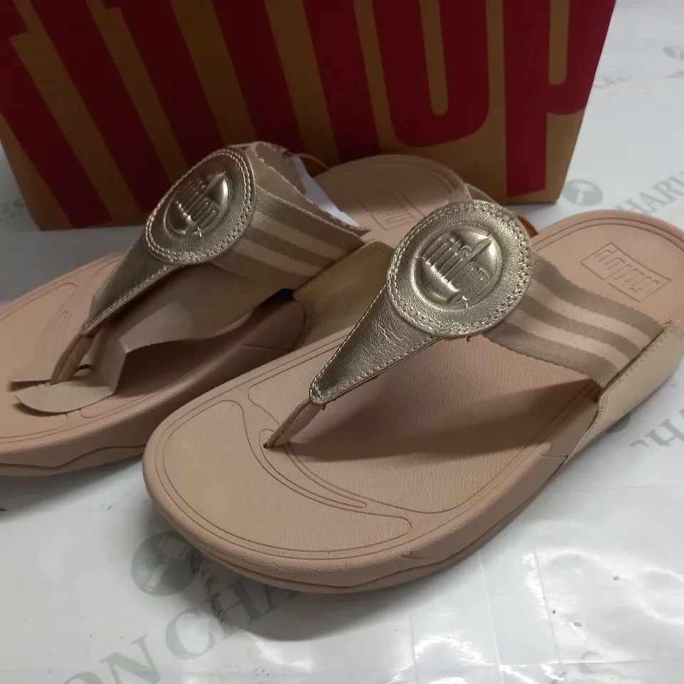BOXED PAIR OF FIT FLOP WALKSTAR TOE-POST SANDALS IN PLATINO - UK 5