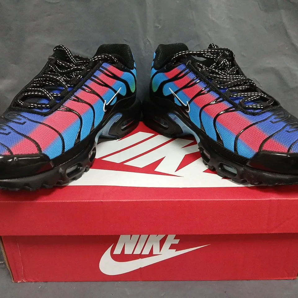 BOXED PAIR OF NIKE AIR MAX PLUS SHOES IN BLACK/MULTICOLOUR SIZE UK 9