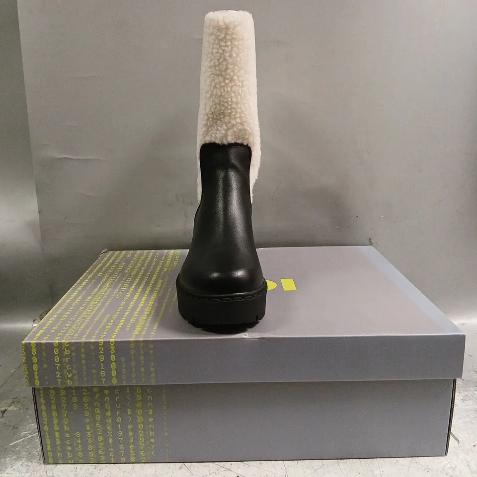 BOXED PAIR OF KOI TEXEL SHEARLING SWITCH BOOTS IN BLACK SIZE UK 8
