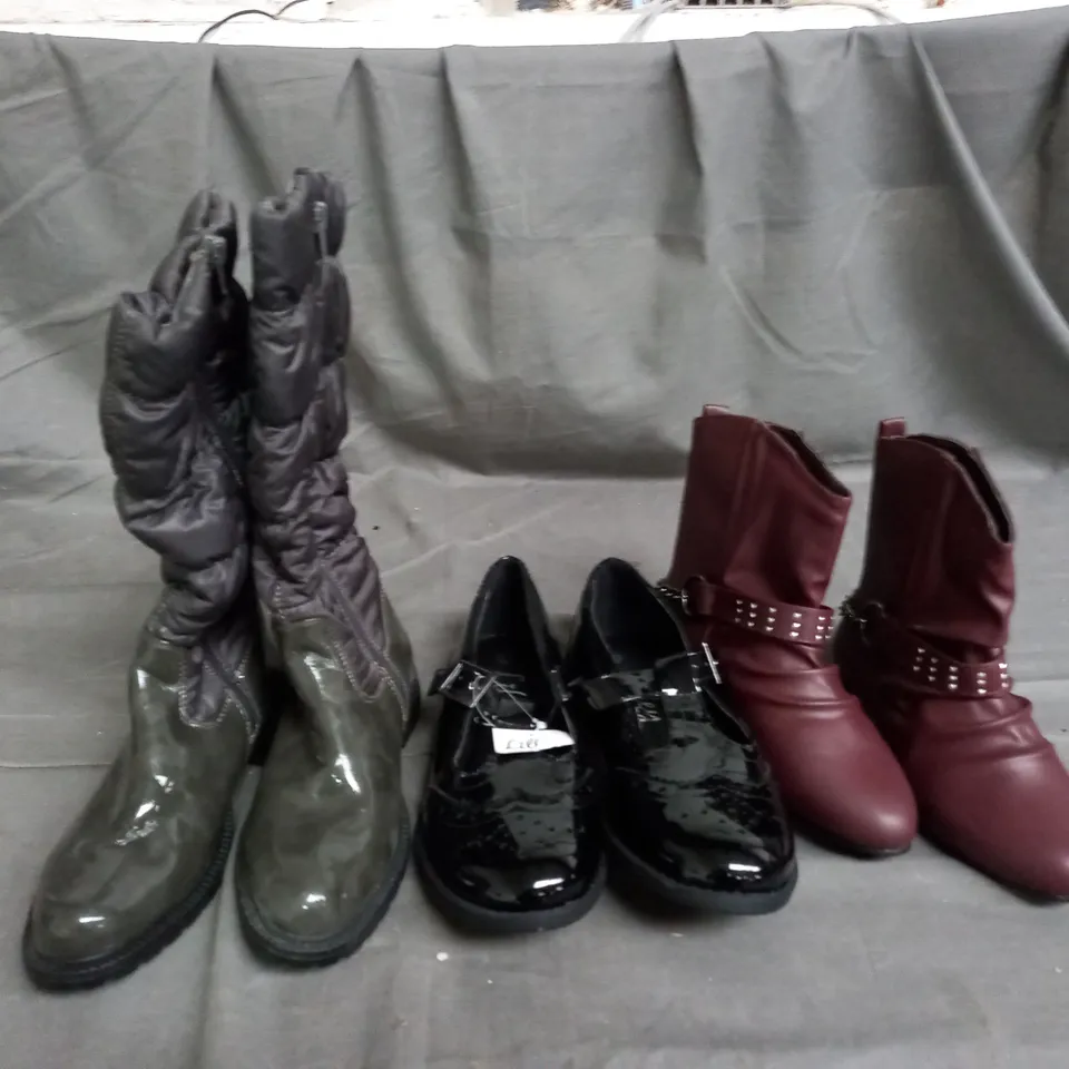 APPROXIMATELY 10 PAIRS OF ASSORTED KIDS SHOES IN VARIOUS STYLES AND SIZES