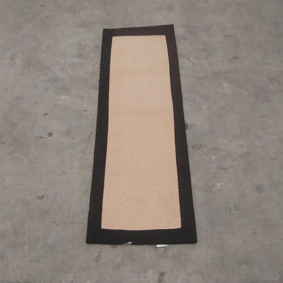 QUALITY DESIGNER AREA RUG - APPROXIMATELY 120 x 40cm