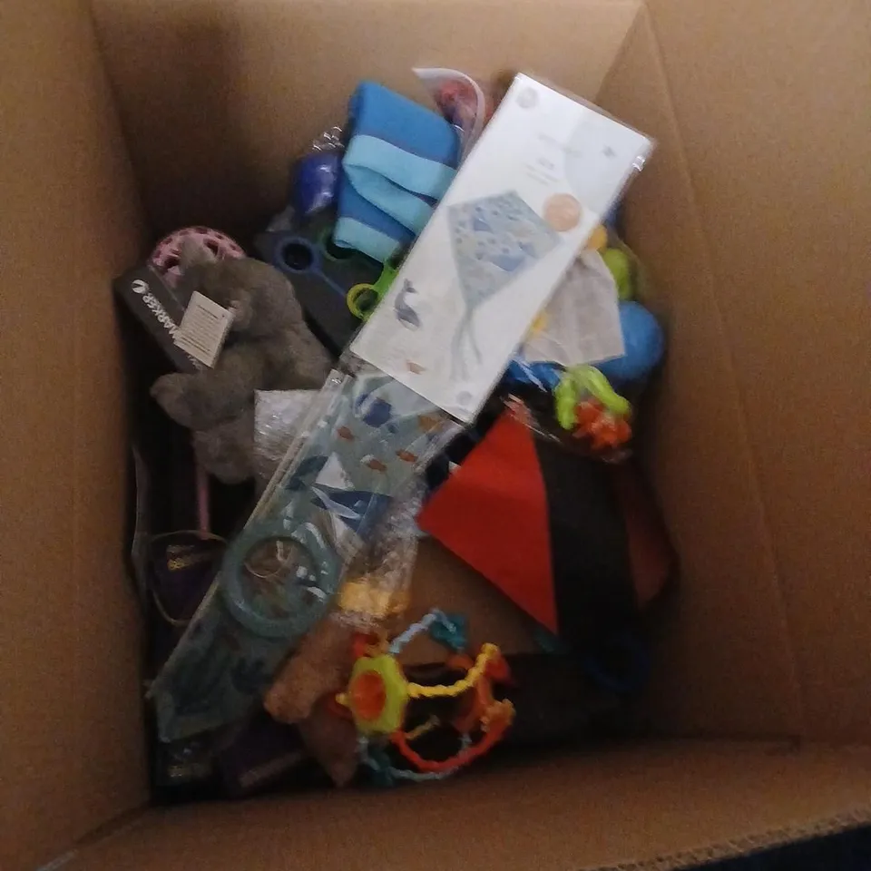 LARGE QUANTITY OF ASSORTED TOYS AND ACCESSORIES TO INCLUDE; LITTLE DUTCH KITE, ACRYLIC BRUSH MARKERS, MONSTER HIGH MINIATURE LOCKER STATIONARY SET, SCOOTER AND POP AND HOP