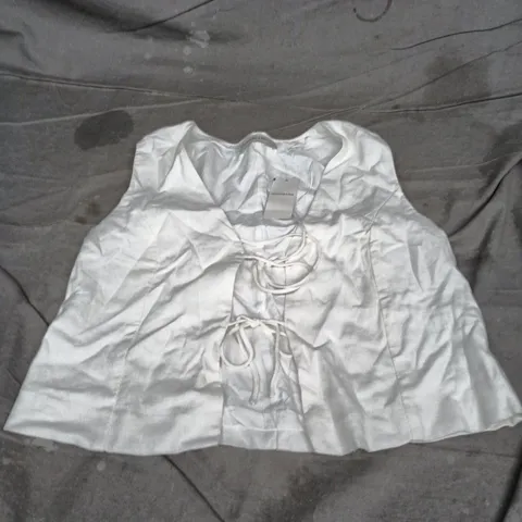 ABERCROMBIE & FITCH TIE-FRONT TOP IN WHITE SIZE SMALL