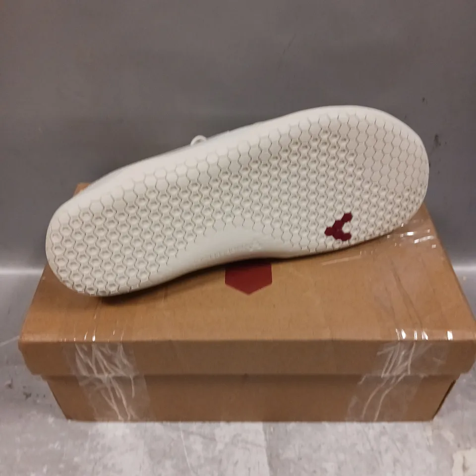 BOXED PAIR OF VIVOBAREFOOT PRIMUS ASANA TRAINERS - 7.5