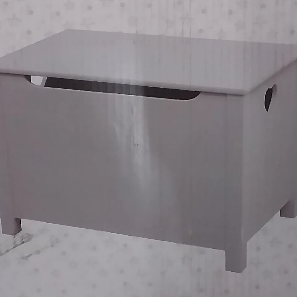 BOXED KIDS HEART CUT OUT TOY CHEST IN WHITE 
