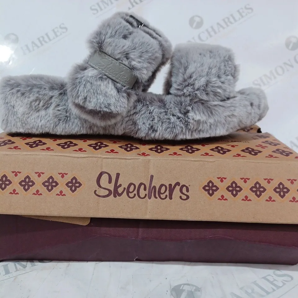BOXED PAIR OF SKECHERS SLIPPERS IN GREY SIZE 5