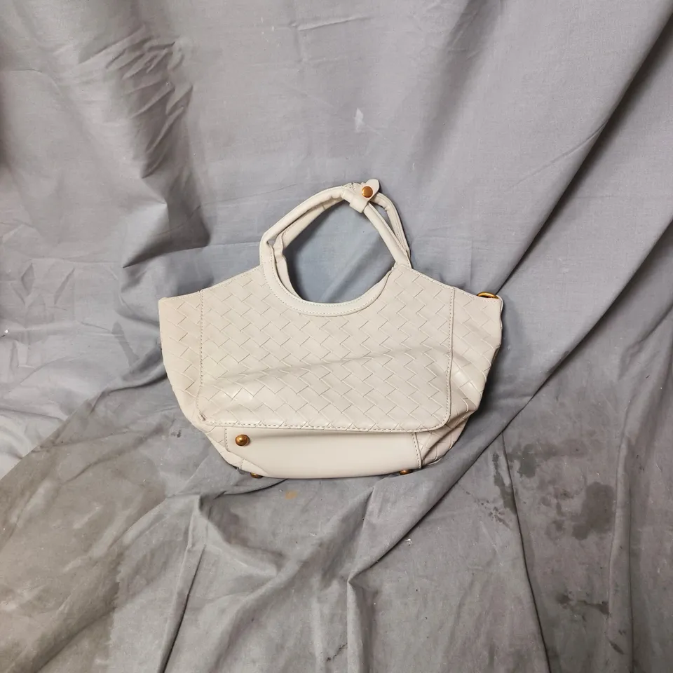 CREAM WOVEN HANDBAG WITH GOLD-TONE HARDWARE