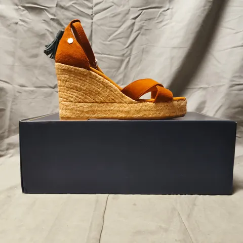BOXED PAIR OF FAIRFAX & FAVOR OPEN TOE WEDGE SANDALS IN TAN SIZE UK 4