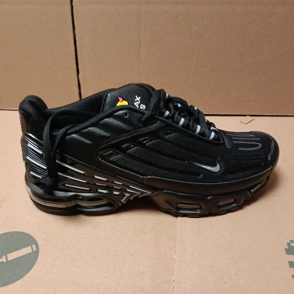 UNBOXED PAIR OF NIKE AIR MAX PLUS TRAINERS IN BLACK - UK 7
