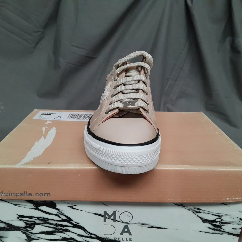 BOXED PAIR OF MODA IN PELLE ASTRIPE CREAM LEATHER TRAINERS - SIZE 6