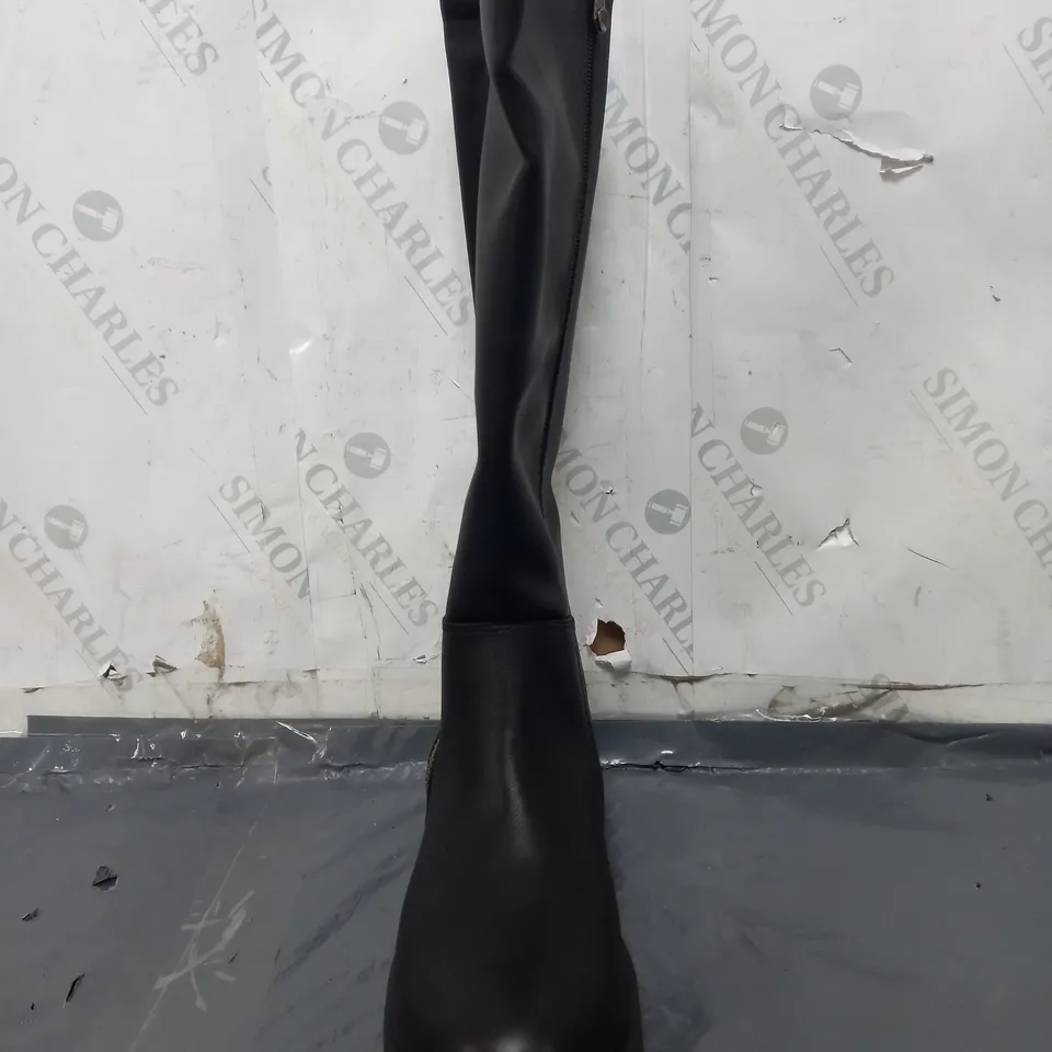 BOXED PAIR OF BLOWFISH MALIBU KNEE-HIGH BOOTS IN BLACK SIZE 6
