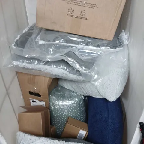 APPROXIMATELY 8 ASSORTED ITEMS TO INCLUDE SLEEPDOWN CUSHIONS, TWEAK-D VOLUMIZING HAIR SCRUB - 453G, PILLOWS, ETC - COLLECTION ONLY