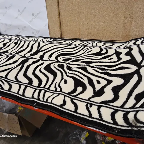 DEPEW BLACK RUG 70 × 190