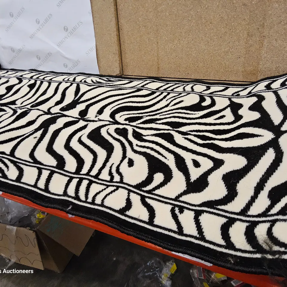 DEPEW BLACK RUG 70 × 190 