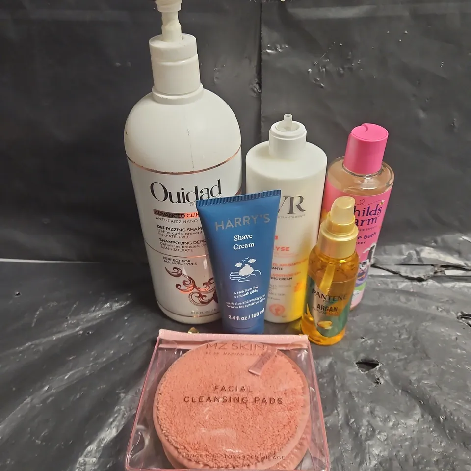 APPROXIMATEY 20 ASSORTED HEALTH AND BEAUTY PRODUCTS TO INCLUDE - HARRY'S SHAVE CREAM - CHILD'S FARM BUBBLE BATH - PANTENE ARGAN INFUSED OIL - ETC