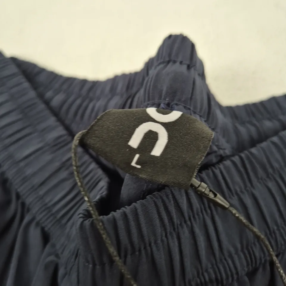 ON RUNNING NAVY SHORTS – SIZE L