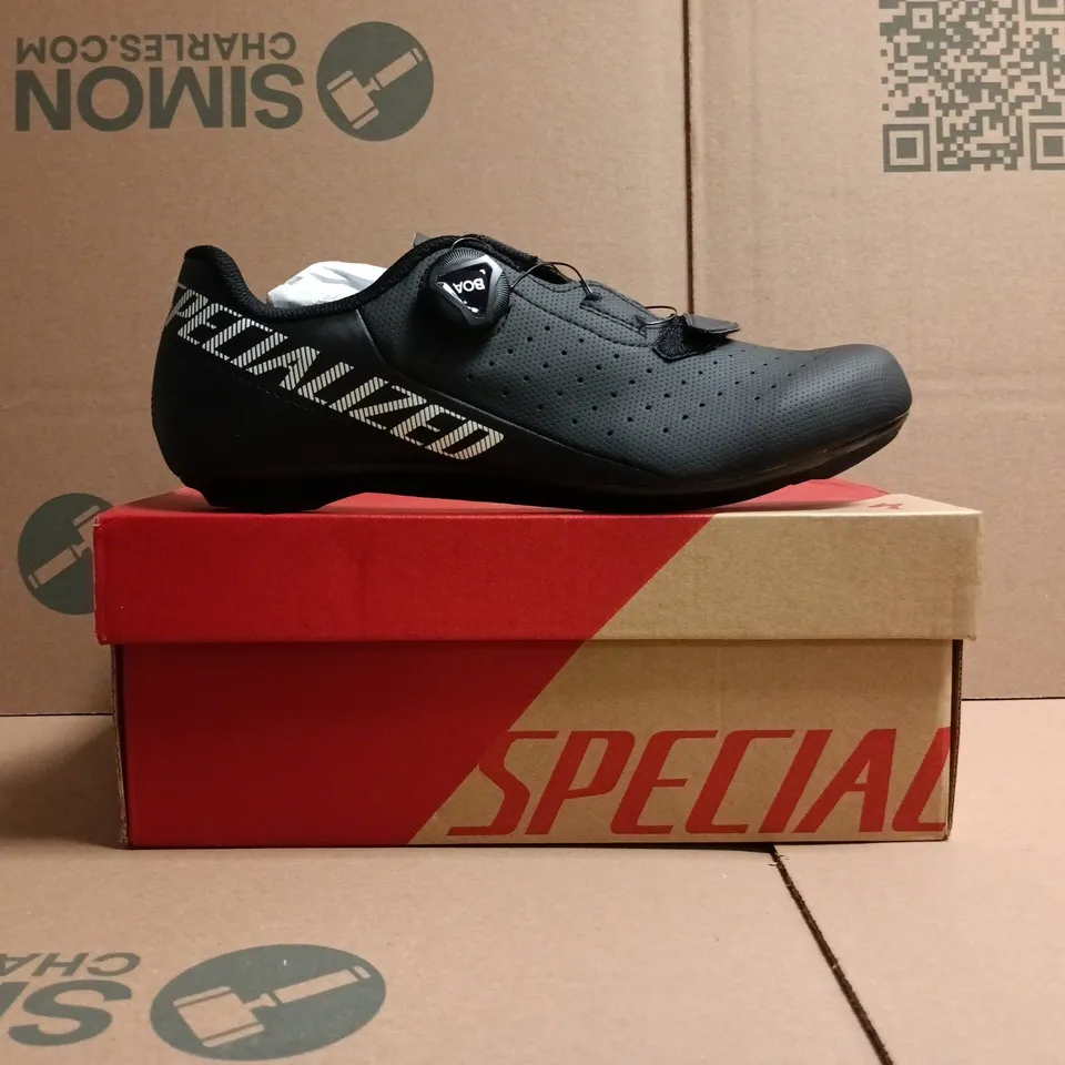 BOXED PAIR OF SPECIALIZED BODY GEOMETRY ROAD SHOES IN BLACK SIZE UK 8