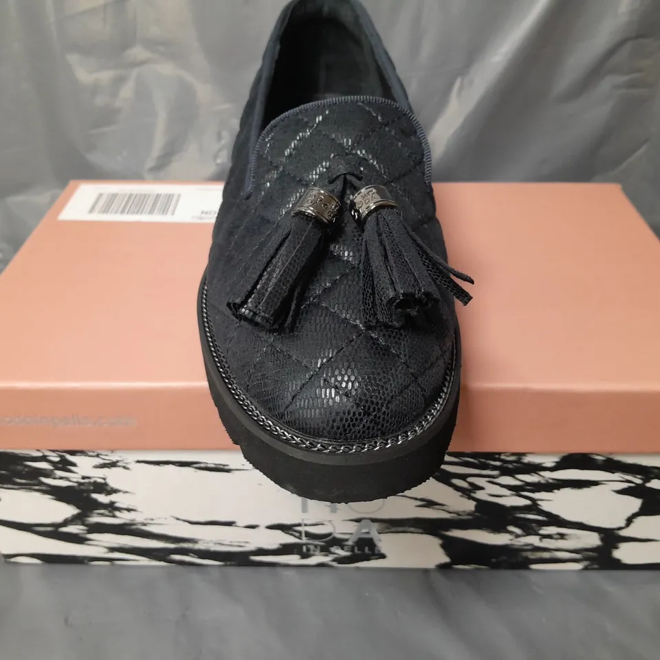 BOXED PAIR OF MODA IN PELLE QUILTED LOAFERS W. TASSEL IN NAVY SIZE 6