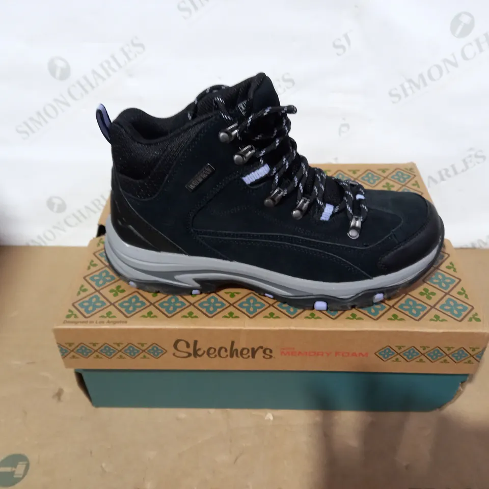 BOXED PAIR OF SKECHER - SIZE 6