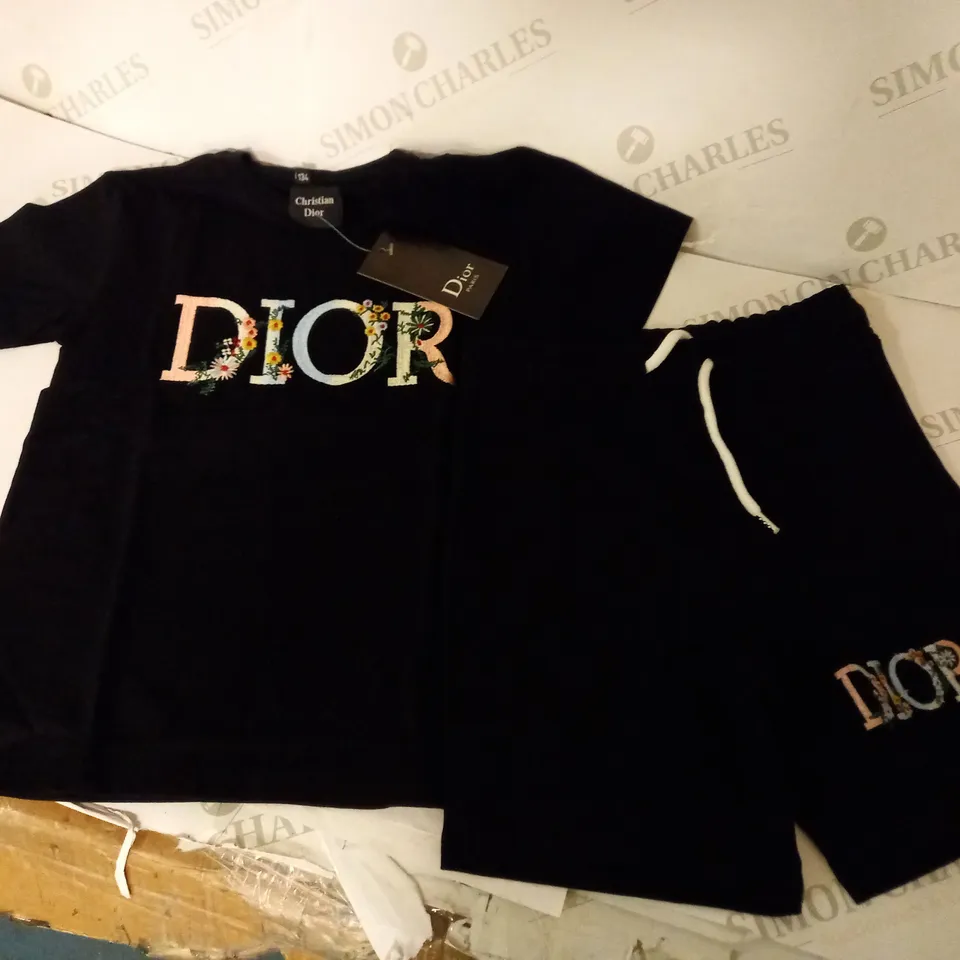 CHRISTIAN DIOR CHILDRENS SHORTS AND TSHIRT SET WITH FLORAL DETAIL - 4-5 YEARS