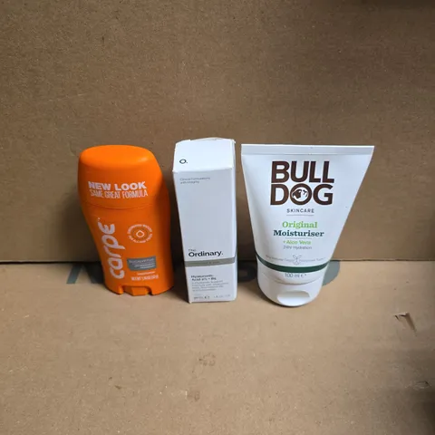 APPROXIMATELY 15 ASSORTED HEALTH & BEAUTY PRODUCTS TO INCLUDE BULLDOG MOISTURISER, THE ORDINARY HYALURONIC ACID, CARPE ANTIPERSPIRANT ETC - COLLECTION ONLY
