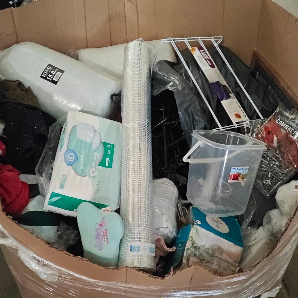 PALLET OF ASSORTED HOUSEHOLD AND CLOTHING ITEMS TO INCLUDE 15TOG DUVETS, CLOTHES AIRER, VARIOUS CLOTHING ITEMS AND WARHAMMER MAGAZINES 
