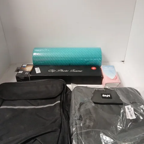 BOX OF APPROXIMATELY 15 ASSORTED ITEMS INCLUDING A BAG, A PHILLIPS HUE E27 LIGHTBULB AND A CLIP PHOTO FRAME