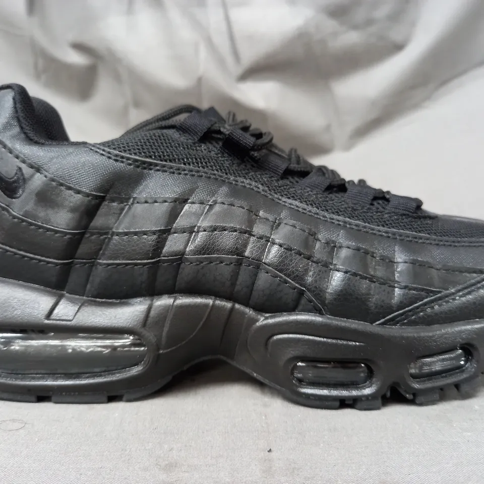BOXED PAIR OF NIKE AIR MAX SHOES IN BLACK UK SIZE 6