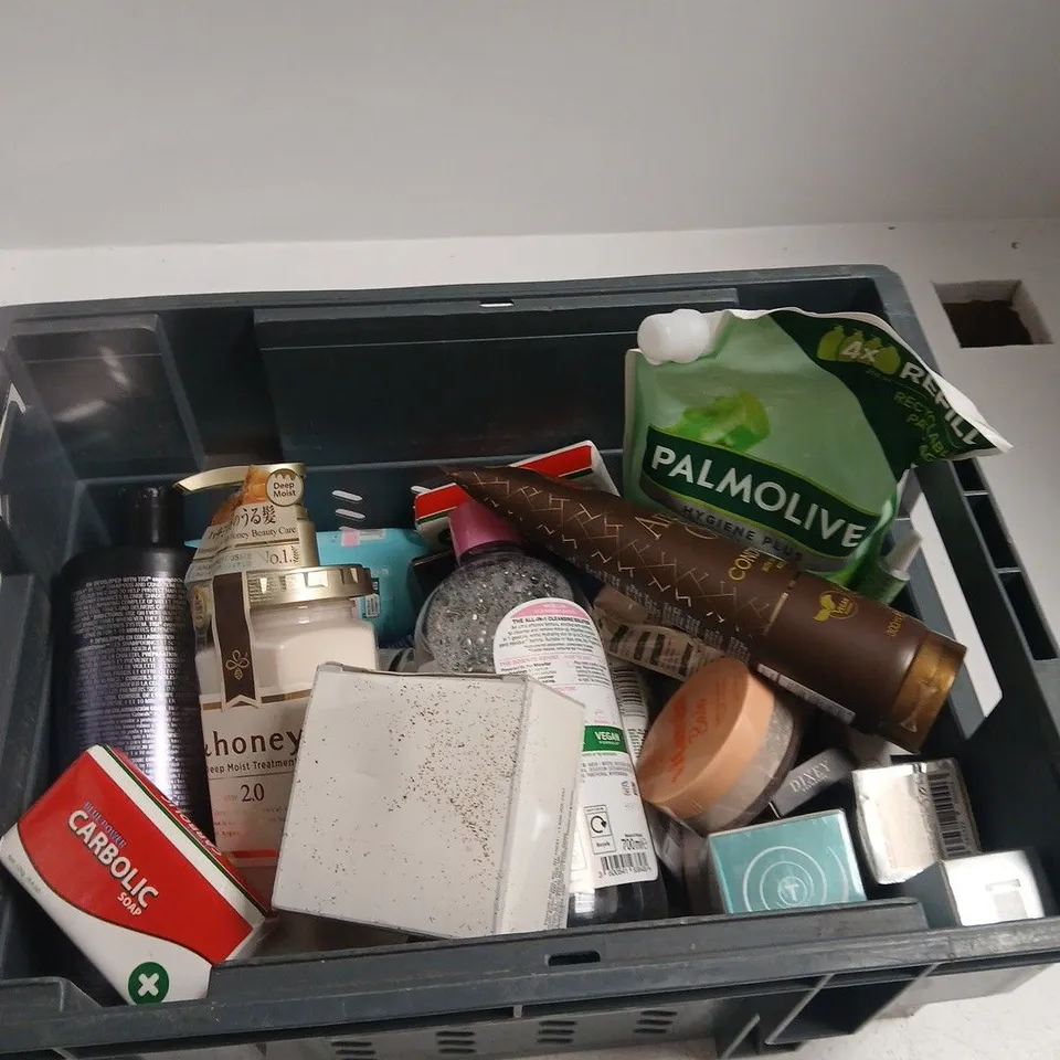 TOTE OF APPROXIMATELY 10 ASSORTED BEAUTY PRODUCTS INCLUDING XHC ARGAN OIL CONDITIONER, THE BEAUTY GROUP VITAMIN BABE SETTING POWDER AND PALMOLIVE SENSITIVE HAND WASH