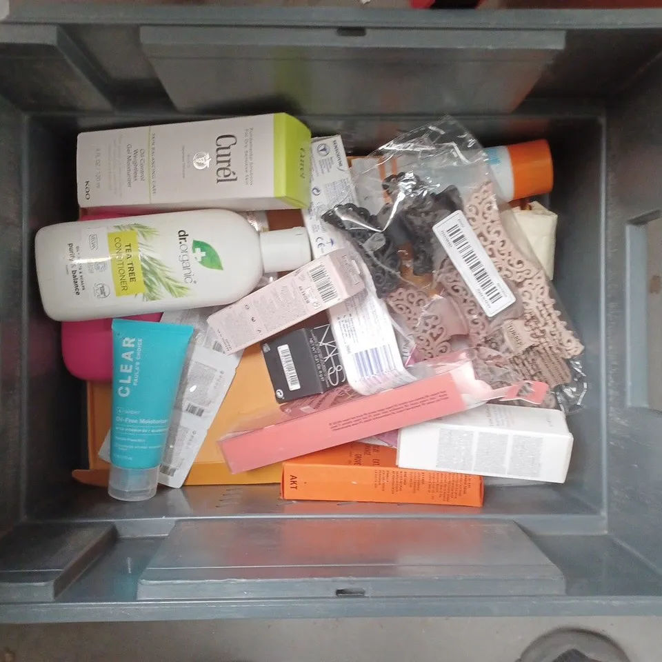 APPROXIMATEY 20 HEALTH AND BEAUTY PRODUCTS TO INCLUDE MALIBU SOOTHING AFTER SUN LOTION, REHAB LIP OIL AND JOHNSON'S BABY POWDER
