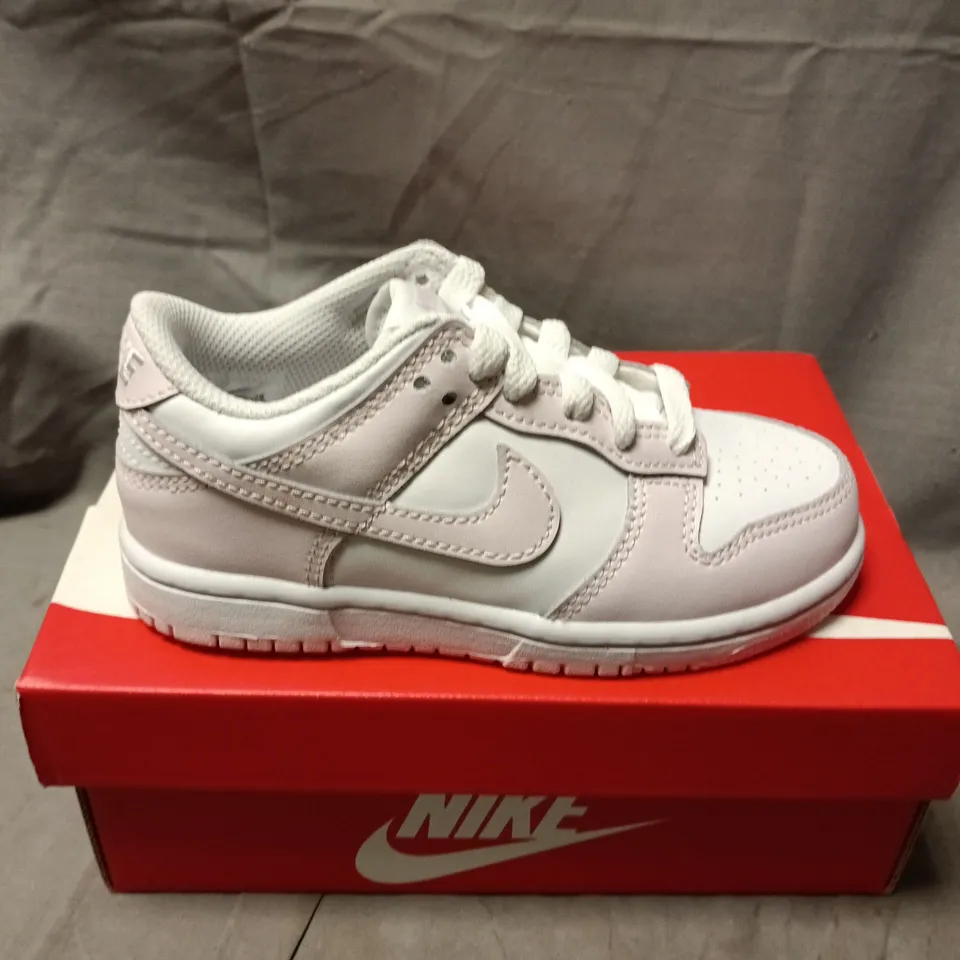 BOXED PAIR OF NIKE DUNK LOW KIDS TRAINERS IN WHITE/PINK - UK 10.5