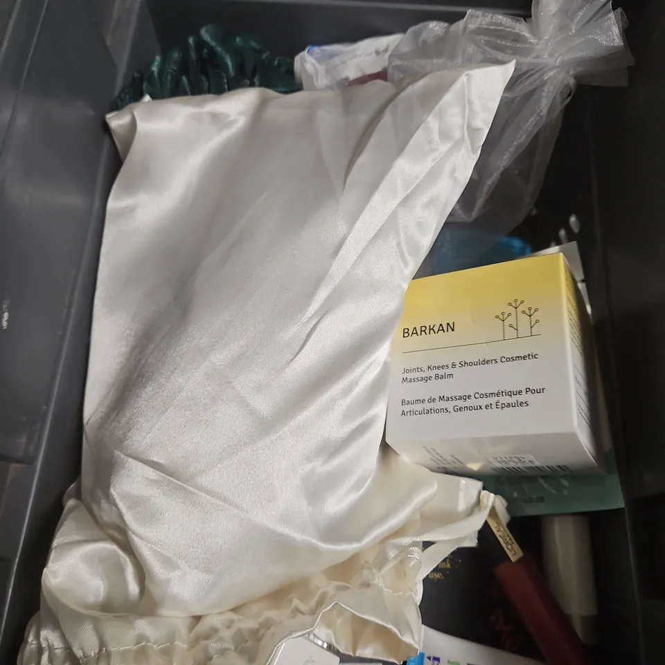 APPROXIMATEY 20 ASSORTED HEALTH AND BEAUTY PRODUCTS TO INCLUDE - CERAVE HYALURONIC ACID SERUM - THE BODY SHOP COCONUT SHOWER CREAM - PHILIP KINGSLEY SWIMCAP MASK - ETC