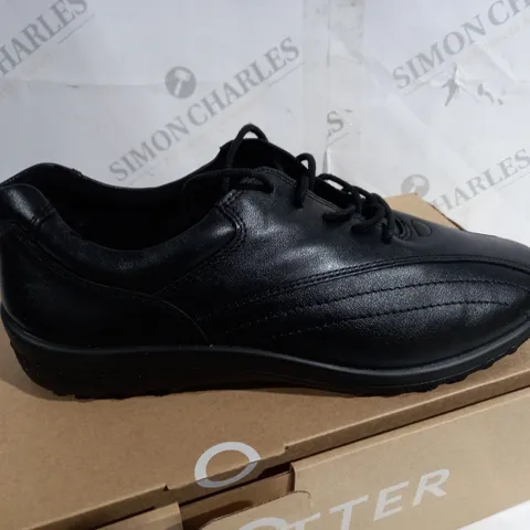 BOXED PAIR OF HOTTER BLACK TRAINERS SIZE 8