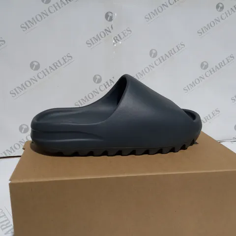 BOXED YEEZY SLIDE SLATE GREY SIZE UK - 8