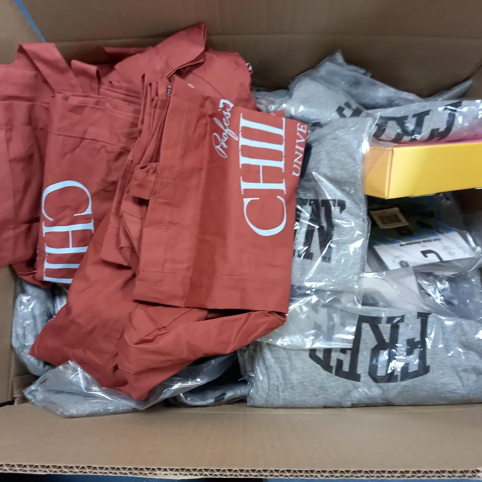 BOX OF APPROXIMATELY 40 ASSORTED HOUSEHOLD ITEMS TO INCLUDE PET CLOTHING ITEMS, TOTE BAGS, COLLAPSIBLE LAPTOP STAND,ETC