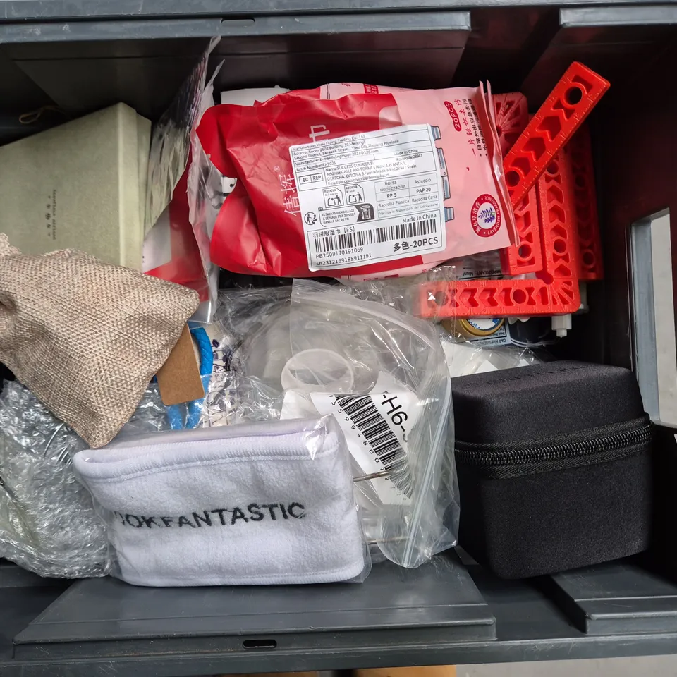 APPROXIMATELY 15 ASSORTED HOUSEHOLD ITEMS TO INCLUDE BLIND CORD, 2026 MINI DIARY AND CHRISTMAS DECOR