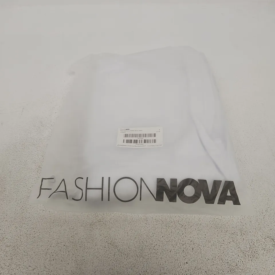 FASHION NOVA VIBE CHECK CURVY STRETCH SKINNY JEANS - WHITE, SIZE 5