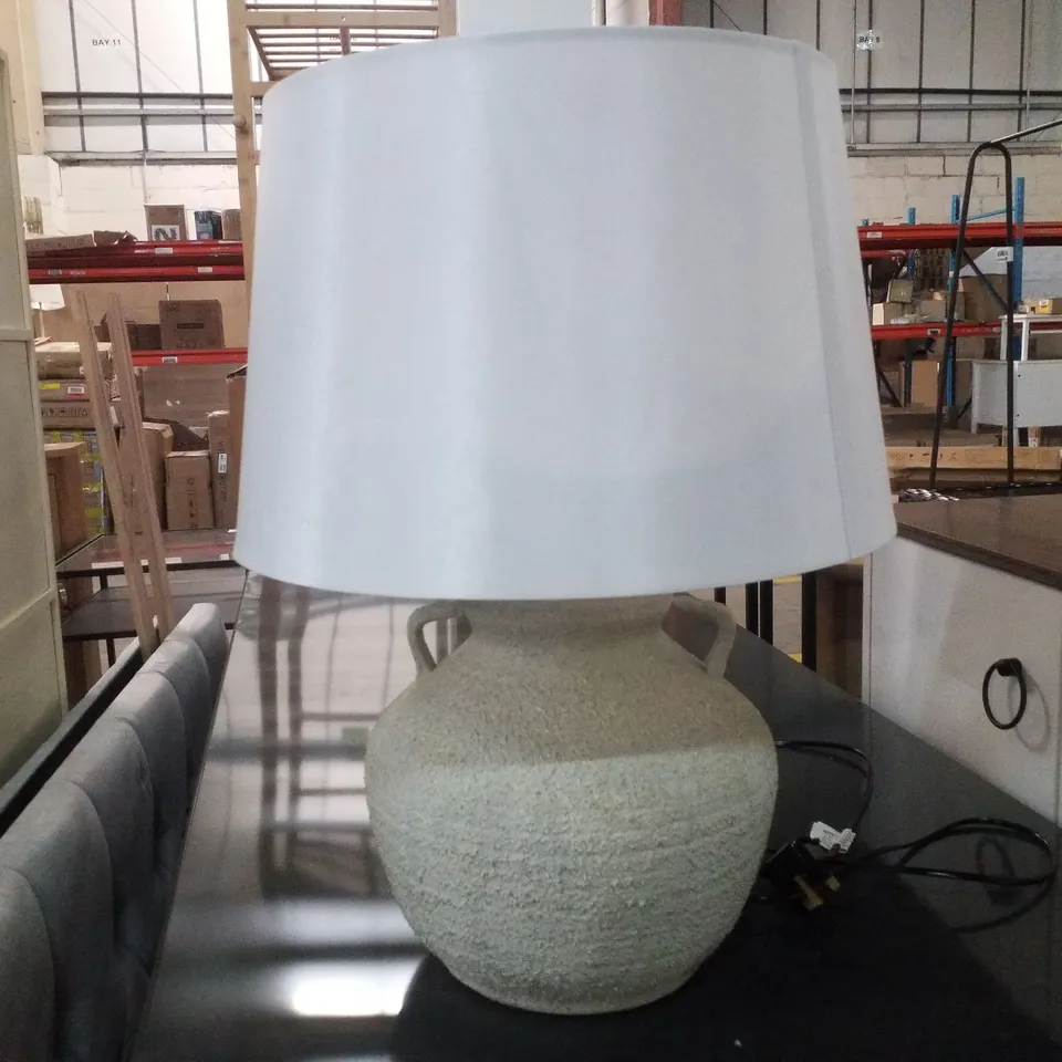 STYLISH 63CM CERAMIC TABLE LAMP WITH TEXTURED CERAMIC BASE AND FABRIC SHADE