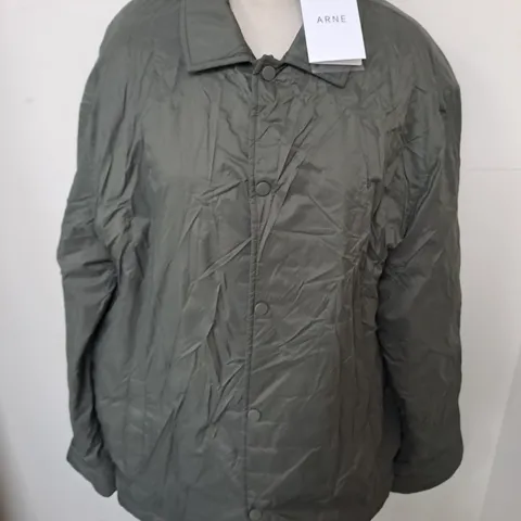 ARNE COACH JACKET IN OLIVE - XXL