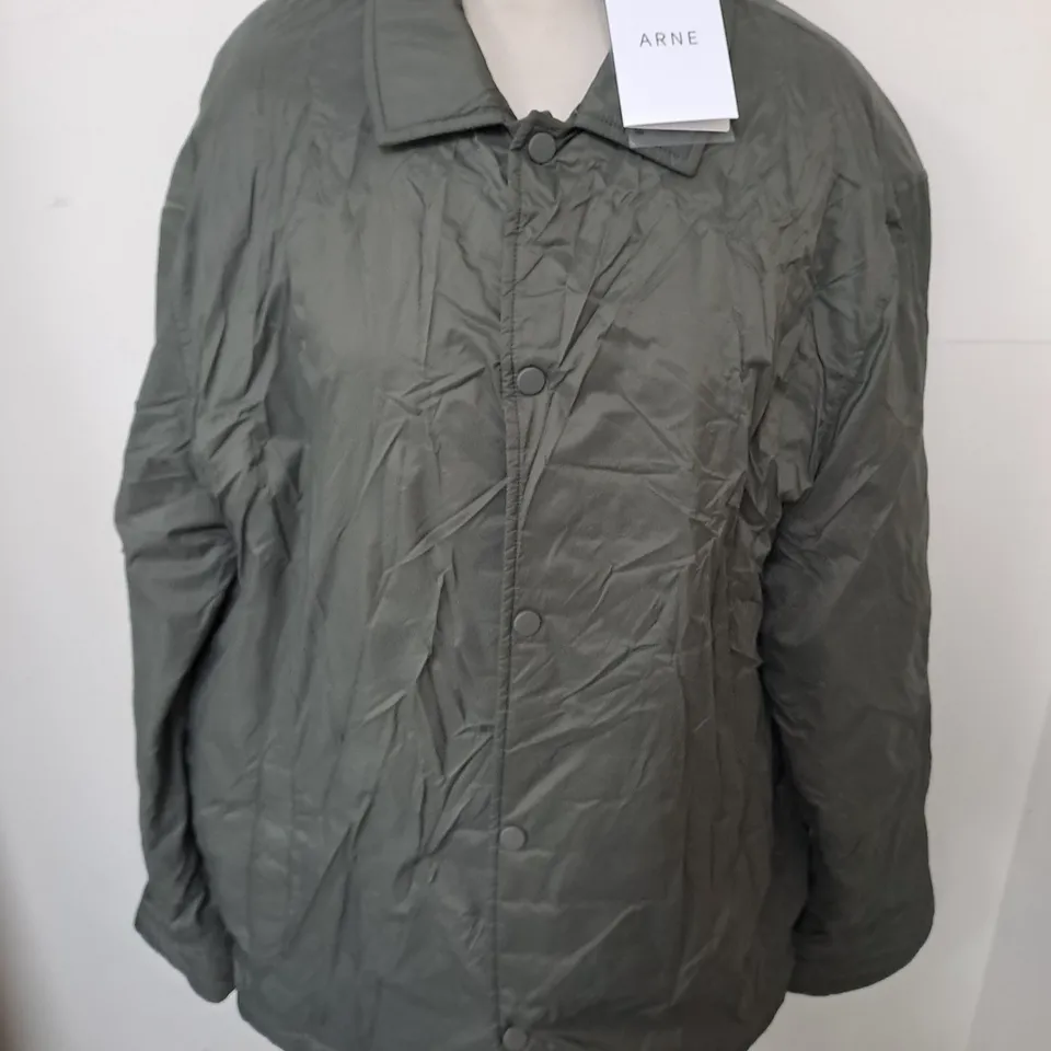 ARNE COACH JACKET IN OLIVE - XXL
