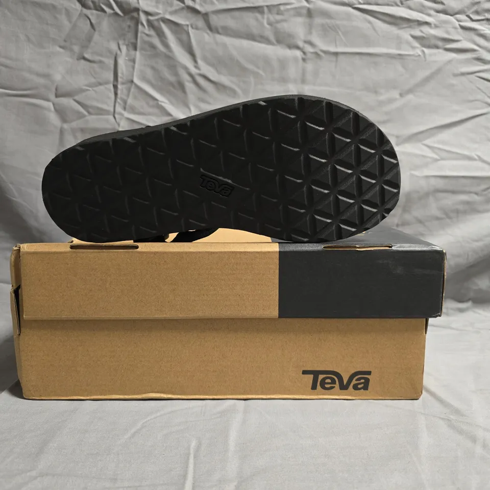 BOXED PAIR OF TEVA UNIVERSAL STUDDED SANDALS IN BLACK SIZE UK 6