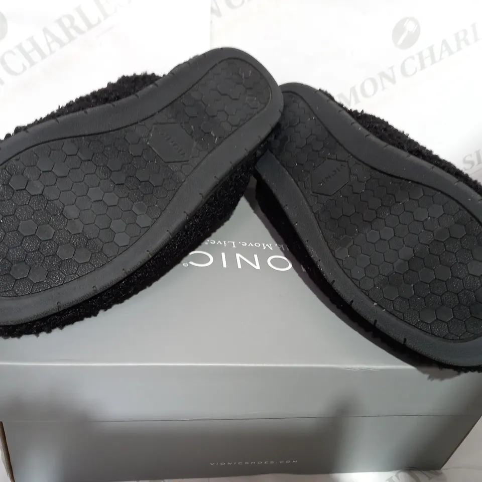 BOXED PAIR OF VIONIC BLACK BORG SLIPPERS  - SIZE 6