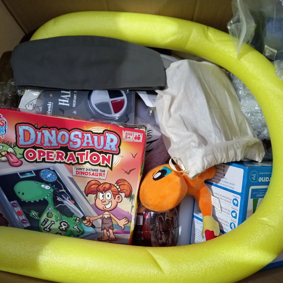 BOX OF APPROX 20 ASSORTED TOYS TO INCLUDE - KIDS HUB DINOSAUR OPERATION - JURASSIC WORLD - FUNKI HALLOWEEN PAINT ECT