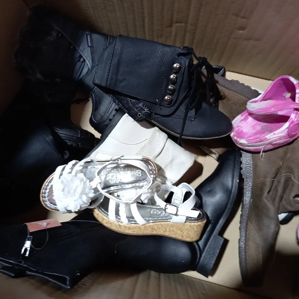 APPROXIMATELY 10 PAIRS OF ASSORTED KIDS SHOES IN VARIOUS STYLES AND SIZES