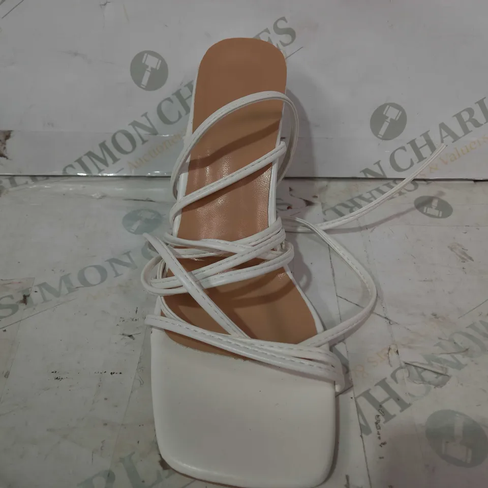 BOXED PAIR OF DESIGNER BLOCK HEELED STRAPPY OPEN TOE SANDALS IN WHITE EU SIZE 39