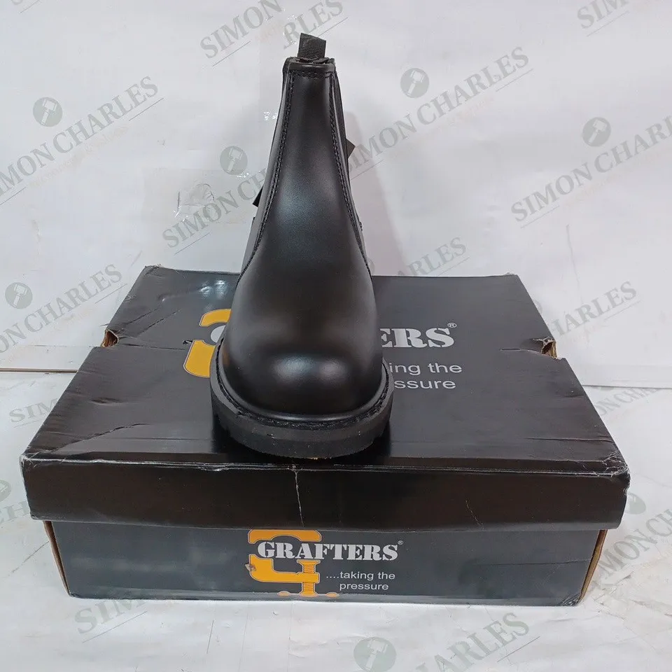 BOXED PAIR OF GRAFTERS SAFETY CHELSEA BOOTS IN BLACK UK SIZE 8