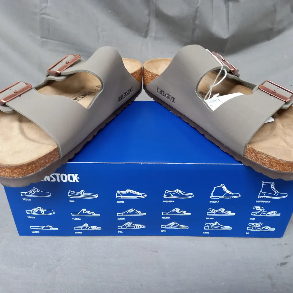 BOXED PAIR OF BIRKENSTOCK ARIZONA BS OPEN TOE SANDALS UK SIZE 5.5