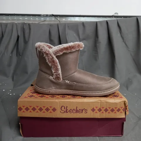BOXED PAIR OF SKECHERS COZY SLIPPER BOOTS IN TAUPE SIZE 6.5