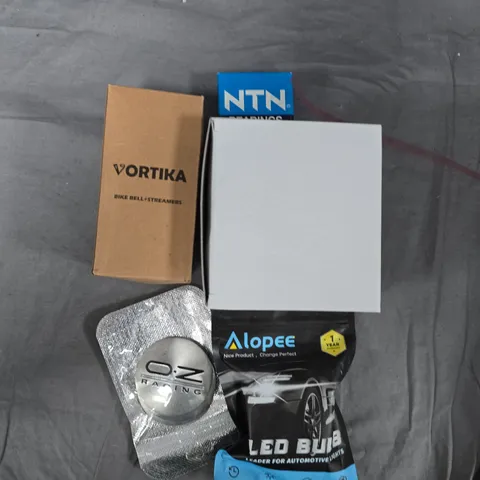 BOX OF ASSORTED CAR ITEMS TO INCLUDE - LED BULBS - BIKE BELL - NTN BEARINGS 